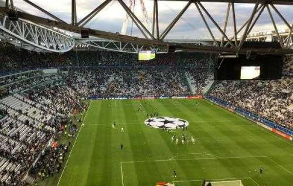 fodboldspillere tegner sig for omkring